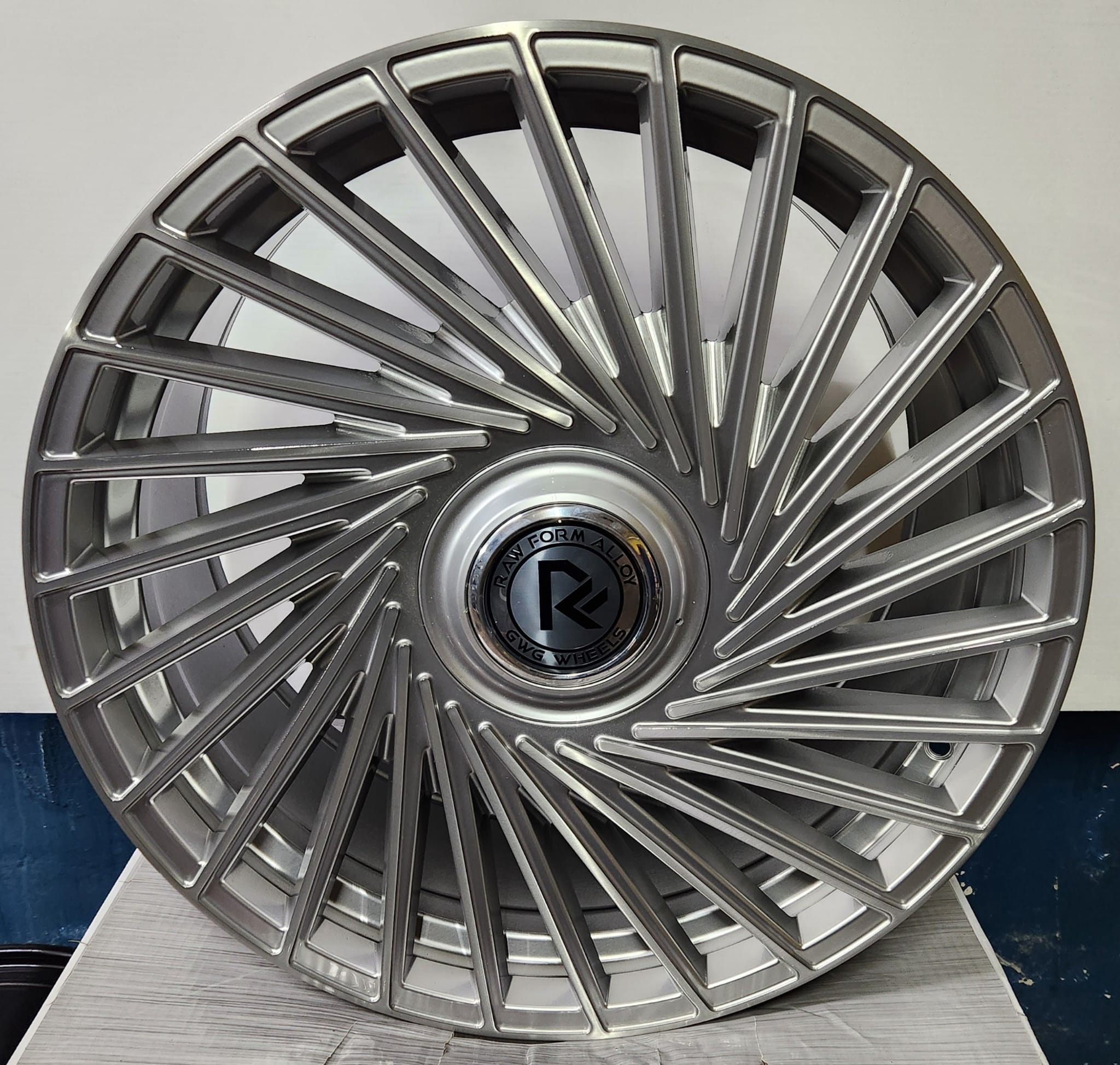 GWG RF2 22X10,5 BLANK HYPER SILVER BRUSHED FACE - Gun Hill Tire House (WTW - WHOLESALE TIRES & WHEELS)