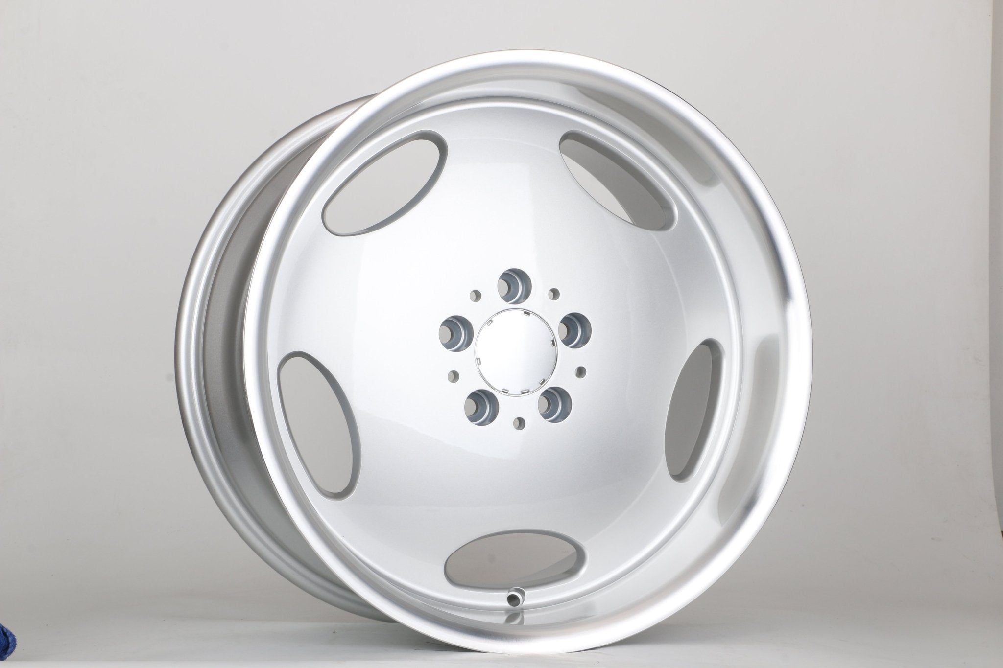 W823 iV - 1406 Silver Machined Lip 18x9 ET35 5x112 CB66.56 - Gun Hill Tire House (WTW - WHOLESALE TIRES & WHEELS)