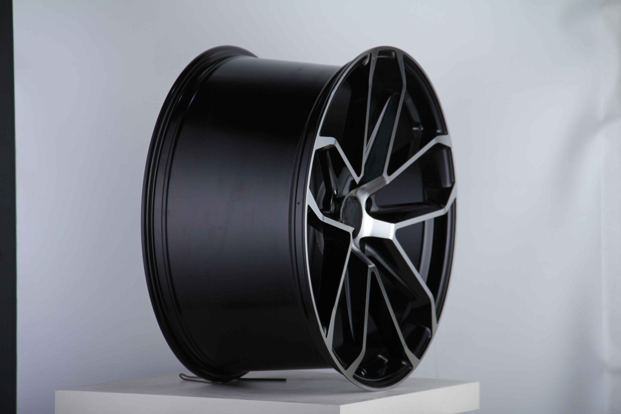 W861 D1869 Black Machine Face 22x10 ET45 5x130 CB71.5 - Gun Hill Tire House (WTW - WHOLESALE TIRES & WHEELS)