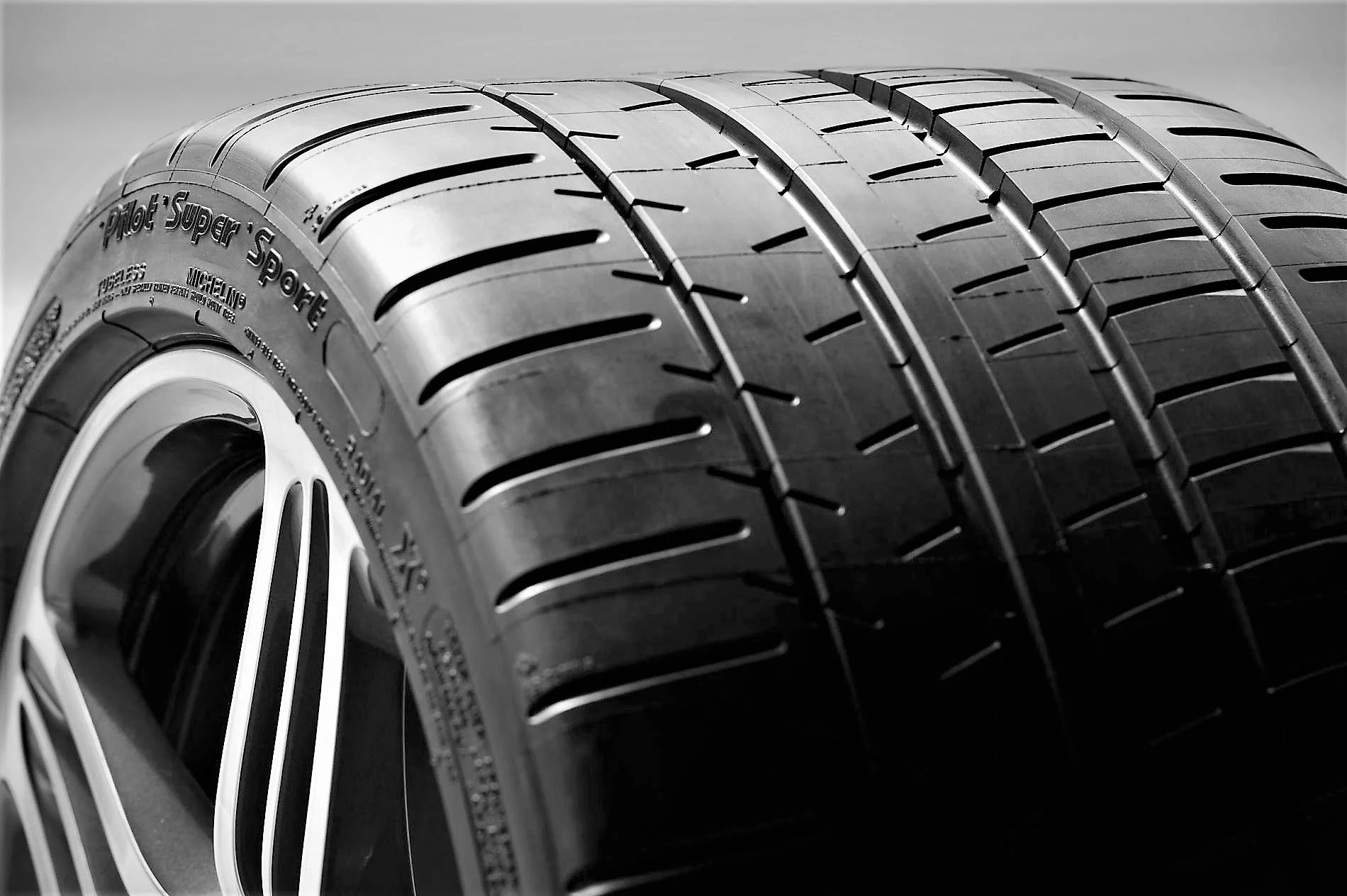295/35ZR20 Michelin Pilot Super Sport (105Y) XL Tire - Gun Hill Tire House (WTW - WHOLESALE TIRES & WHEELS)