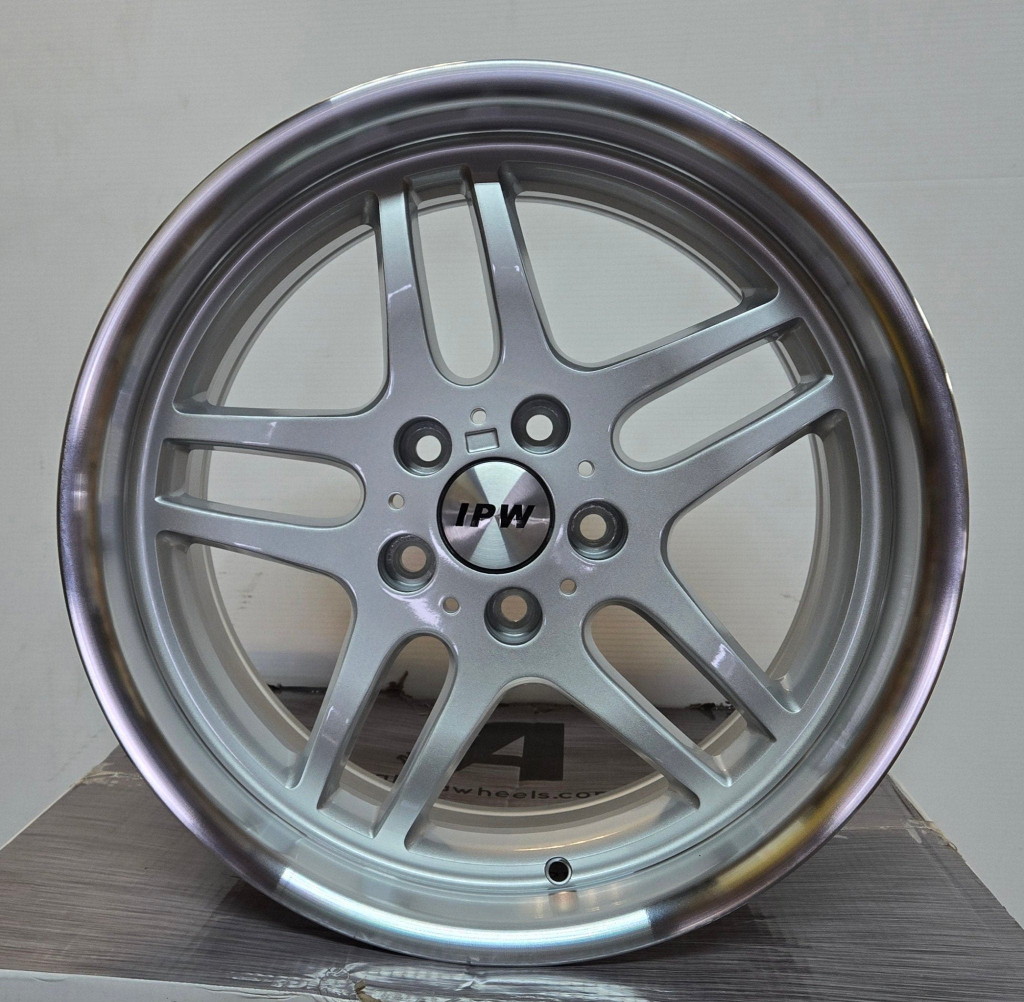 W710 18X9 5X120 SILVER - Gun Hill Tire House (WTW - WHOLESALE TIRES & WHEELS)