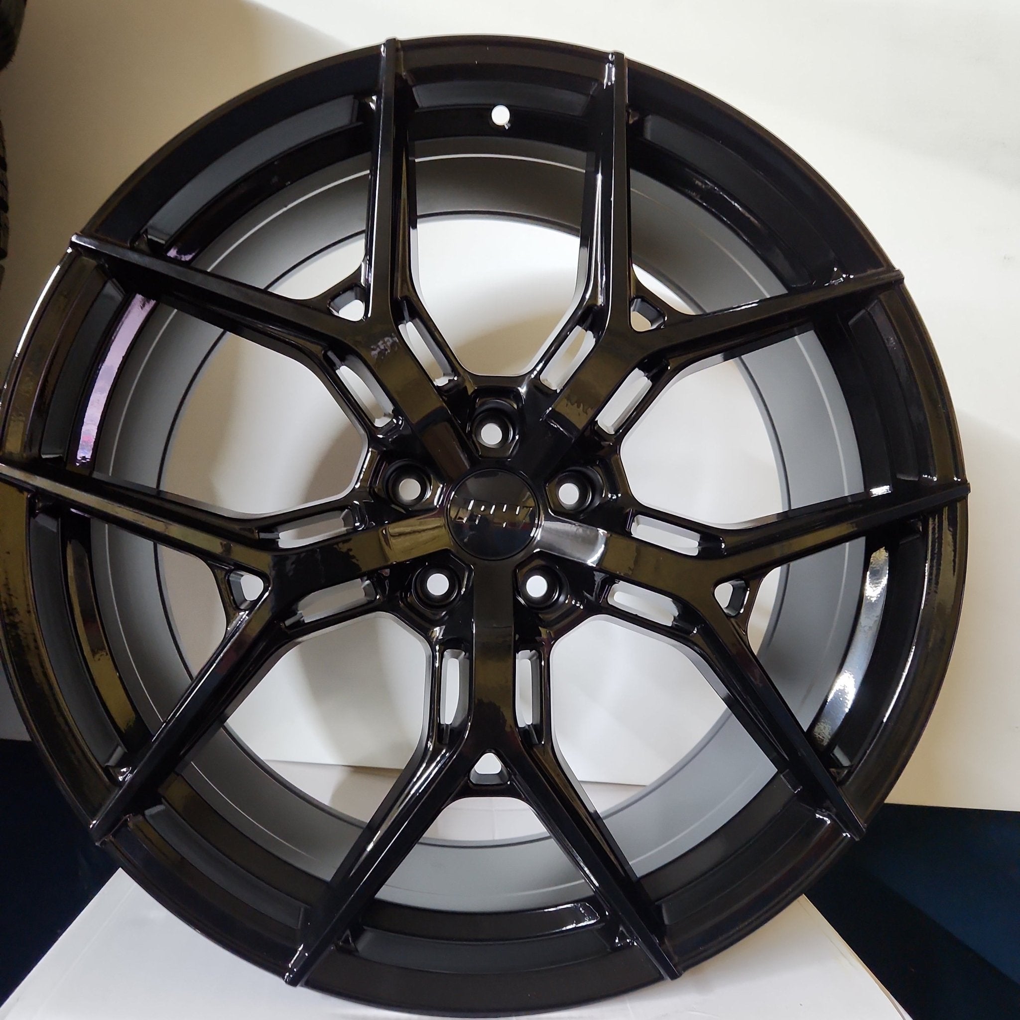 W1500 22X9.5 5X114.3 GLOSS BLACK - Gun Hill Tire House (WTW - WHOLESALE TIRES & WHEELS)