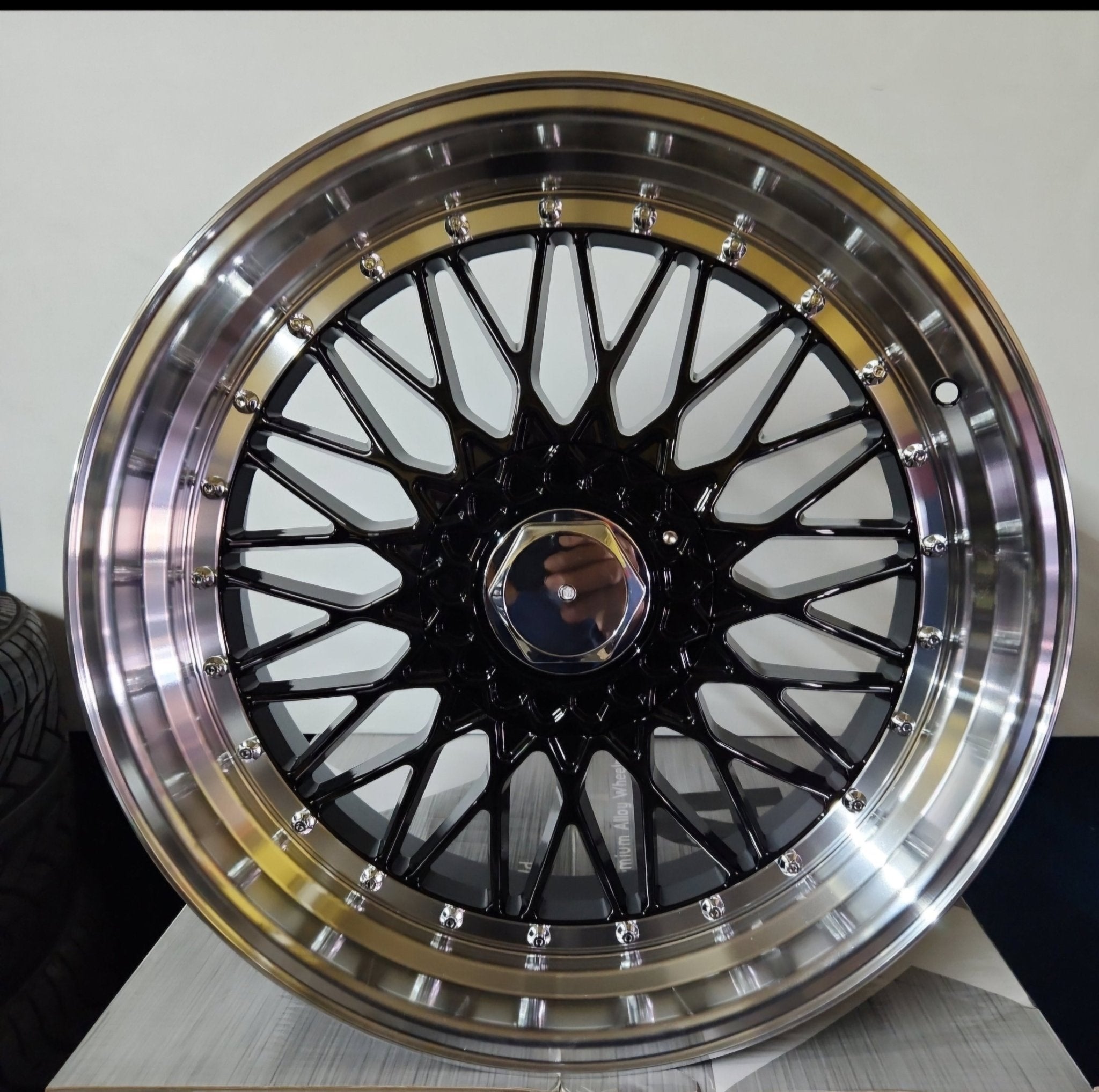 W885 22×9 5×112 / 5×114.3 / 5×120 Black Machine Lip